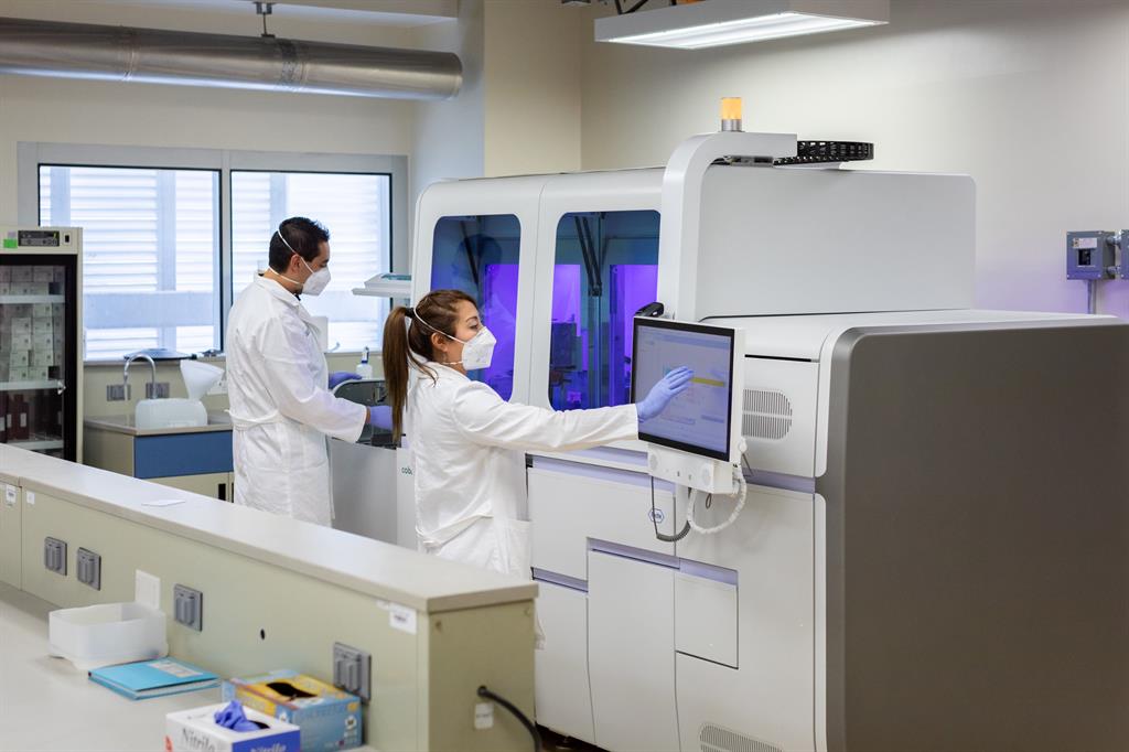 03 Technicians work in laboratory