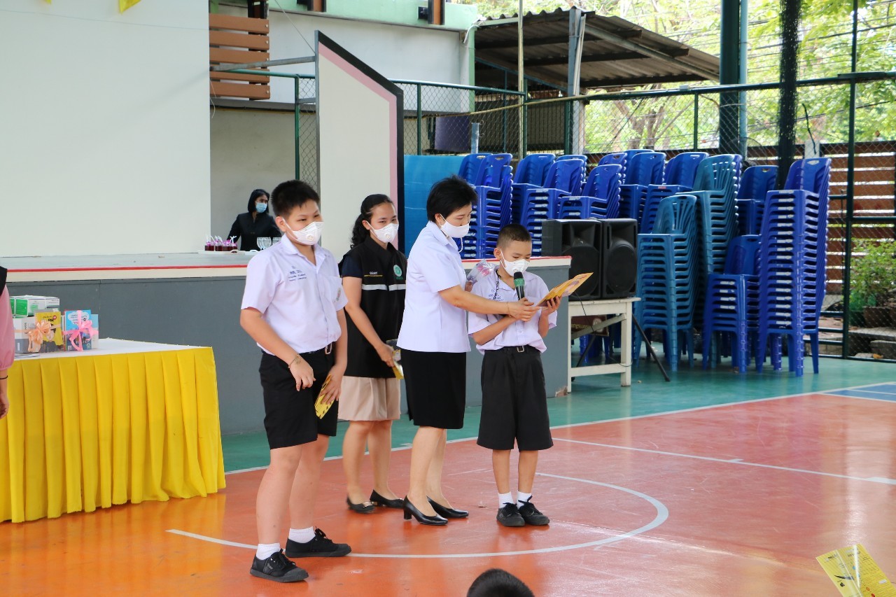 Ms Napapan Nantapong (second from right) , Director of the Bureau of Environmental Health, Department of Health, Ministry of Public health, educates children at a Bangkok school about air pollution.