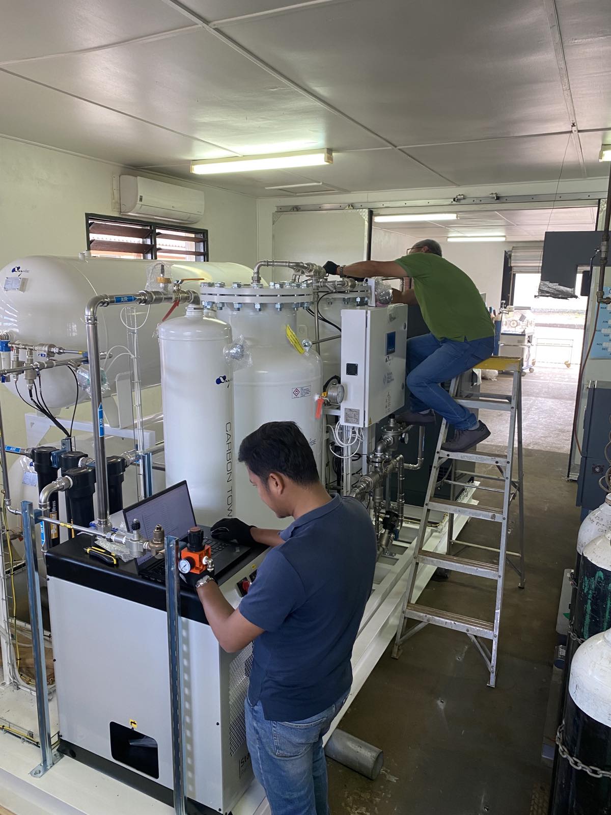 Two engineers conduct pre-inspection checks at the oxygen plant in Vila Central Hospital. The oxygen plant is supported by WHO and the European Union.